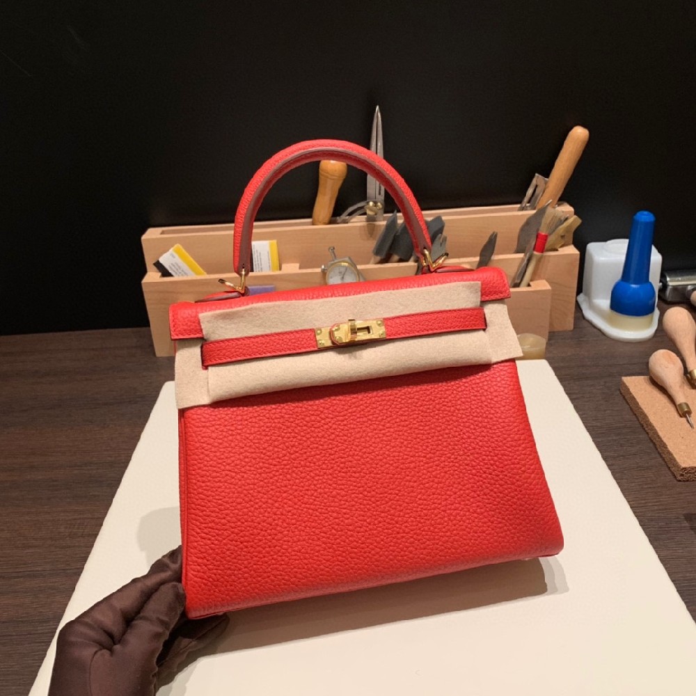 现货 ！！kelly 相比birkin 更有年轻时尚感，所有年龄层都很适合💫       S3 心红 金扣 togo 这两年都很流行小包，百搭时尚，明星机场秀，时尚达人街拍的必备神器。