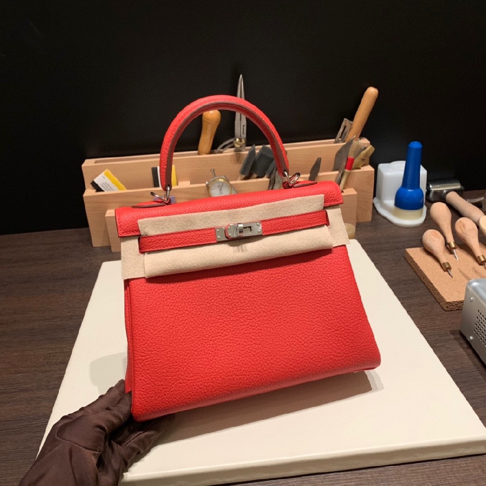 现货 ！！kelly 相比birkin 更有年轻时尚感，所有年龄层都很适合💫       S3 心红 银扣 togo 这两年都很流行小包，百搭时尚，明星机场秀，时尚达人街拍的必备神器。
