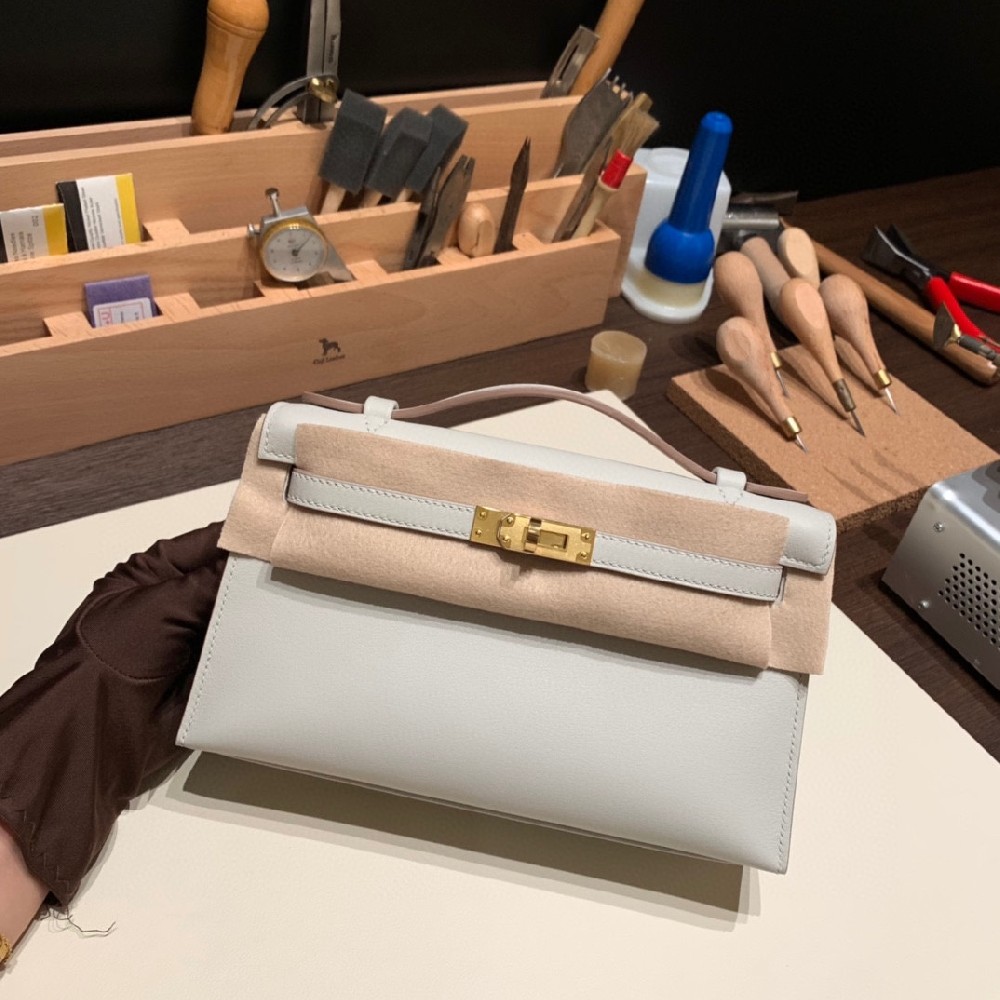 ❤️ Kelly pochette 一代手拿包容量感人 满足日常出门所需～swift皮 珍珠灰 金扣等待被你挖掘的一个💎