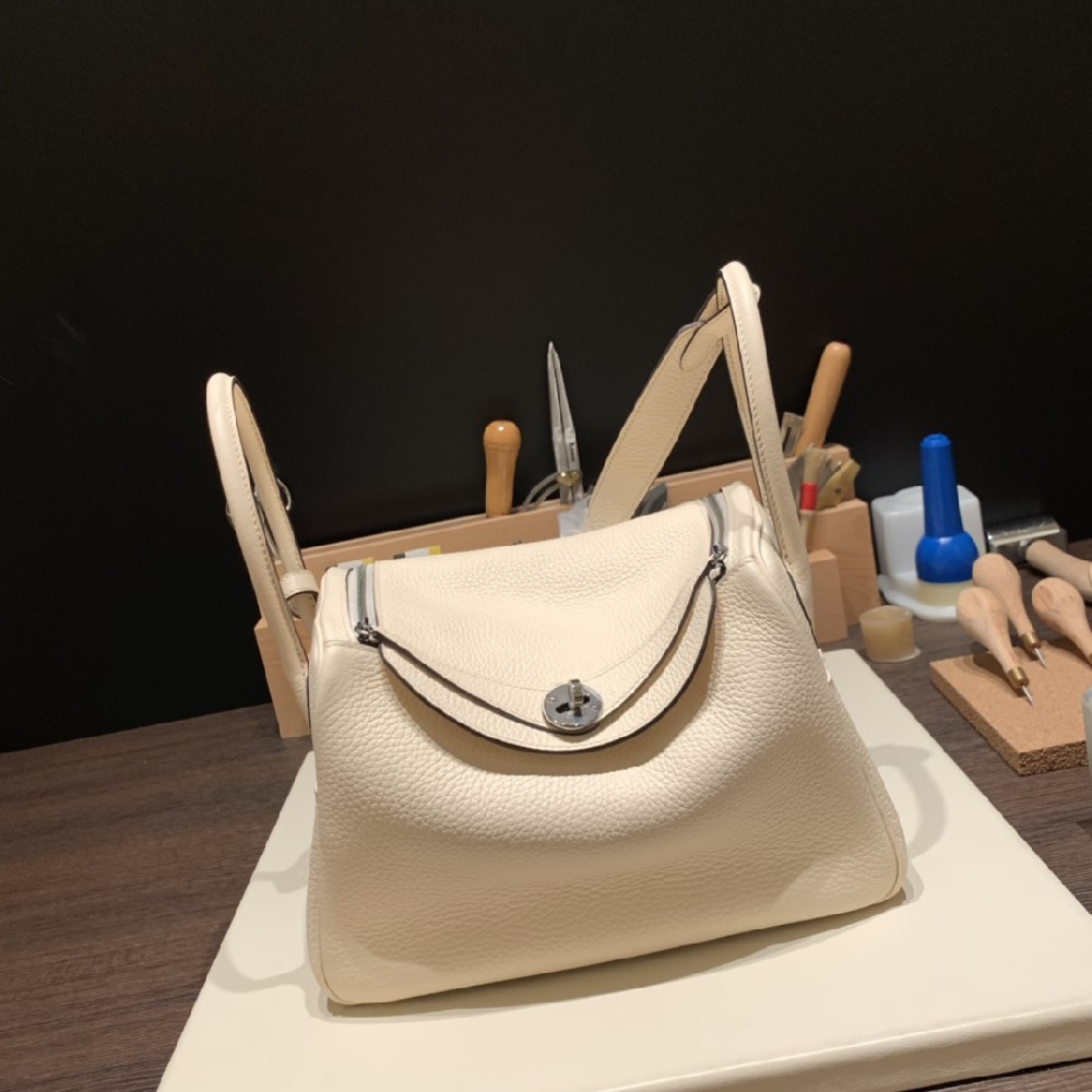 一丝奶奶油油的温柔感 流露着整个眼前 26cm 的Nata Lindy 满足Dream Bag 的需求 😘