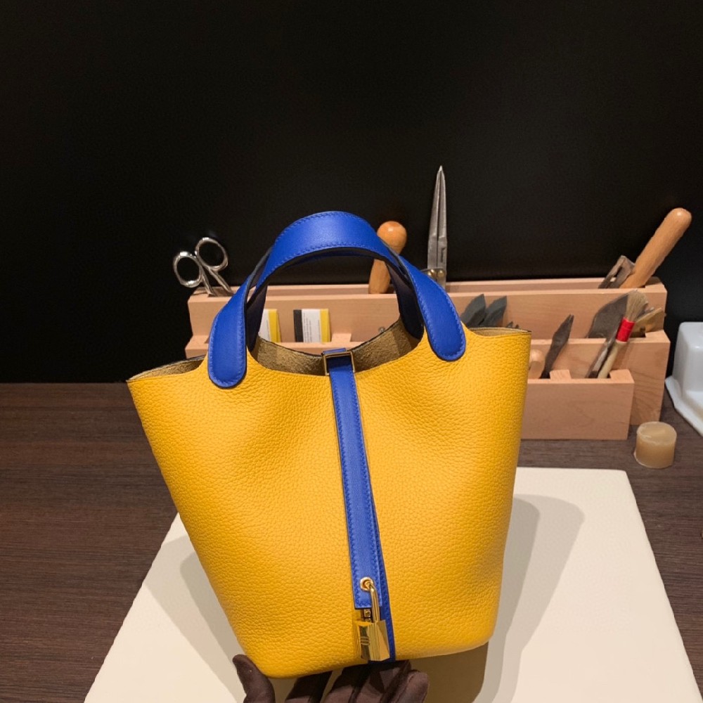 新撞色搭配 18cm Piction 琥珀黄拼电光蓝 银扣  招财黄遇上亮眼的蓝色 轻松随意 随性又透露出一点小心机 让你不会淹没在人群中 好看又百搭