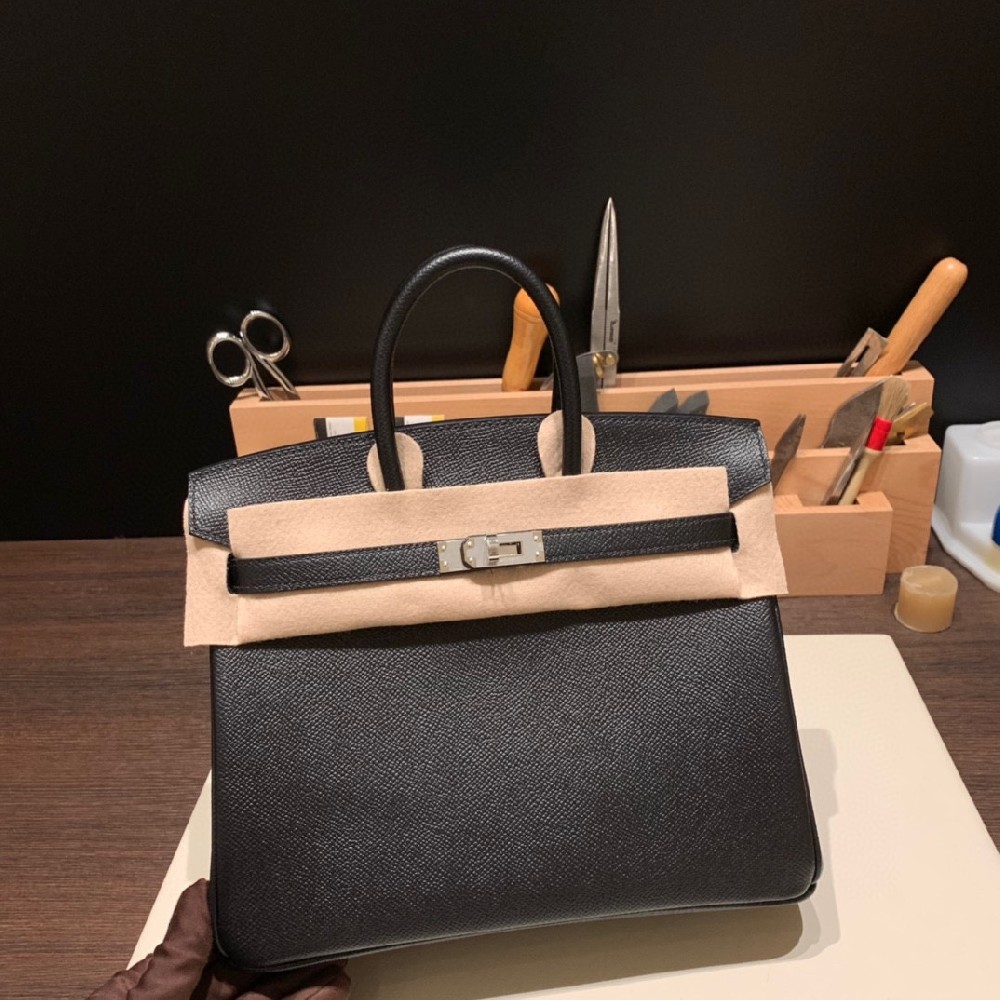 Birkin 25  黑色银扣 💫   Epsom比togo皮更加硬挺 版型完美 〰️经典耐看        公务休闲皆🉑  着货量日常使用也是足够的