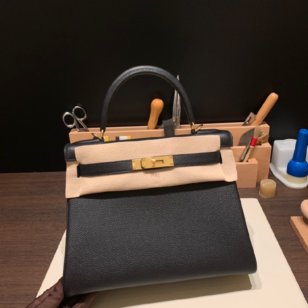 黑色是永远的流行色 它是每一季都不可缺少的色彩 Kelly 28cm 法国Togo 89 Noir 黑色 金扣