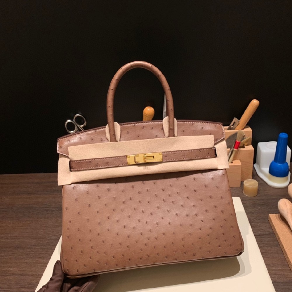 Birkin 30cm Ostrich南非🇿🇦鸵鸟 Etoupe 大象灰 金扣  没有鳄鱼皮那么娇贵，不想拿普皮又不想要鳄鱼皮高气场的首选
