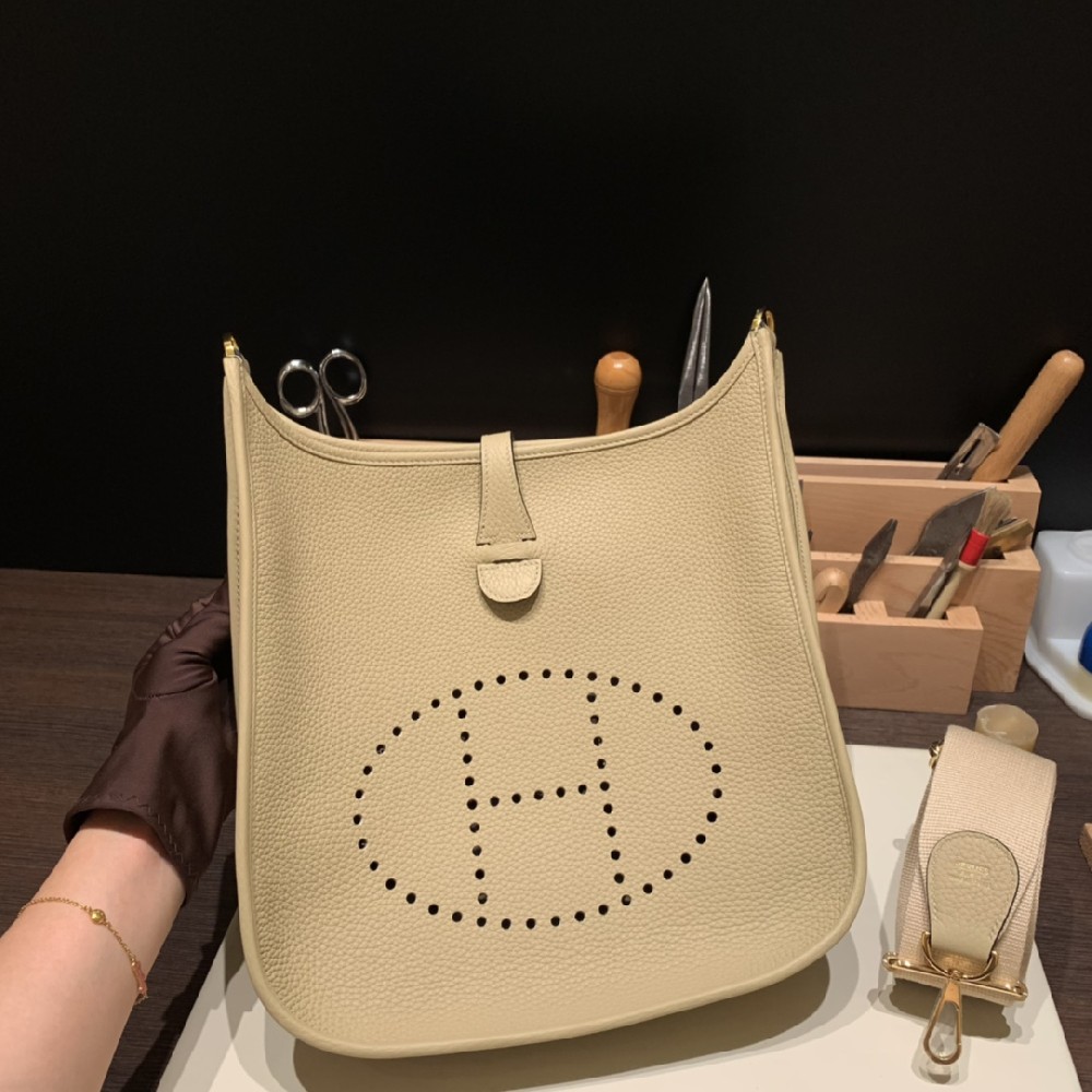 Evelyn 29cm斜挎包通勤背最合适不过 英伦风十足Clemence大牛皮风衣灰 金扣 高贵大方 最显质感