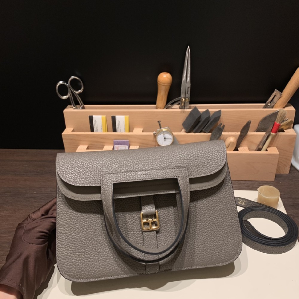 可盐可甜的halzan 25cm 锡器灰 金扣 宝藏小包  容量足够日常 肩带可长可短 多种背法 金棕配上黄金尺寸 的款式学院派得一塌糊涂 瞬间秒变young lady 👏