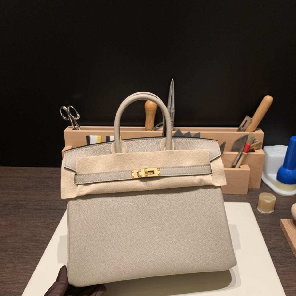 预定一个月的斑鸠灰 终于出货啦25cm birkin togo 斑鸠灰 金扣 😝无论普皮还是鳄鱼皮，一直都是被追捧的万人迷！超级气质！