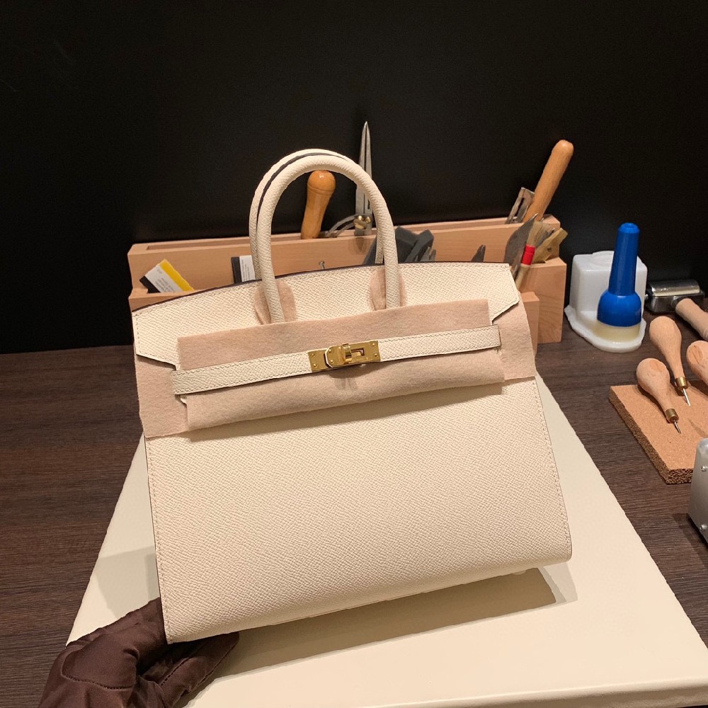 黄金尺寸的25cm 外缝 birkin 硬挺有型的外形设计 配上温柔干净的奶油白 是否将你融化了 ❤️