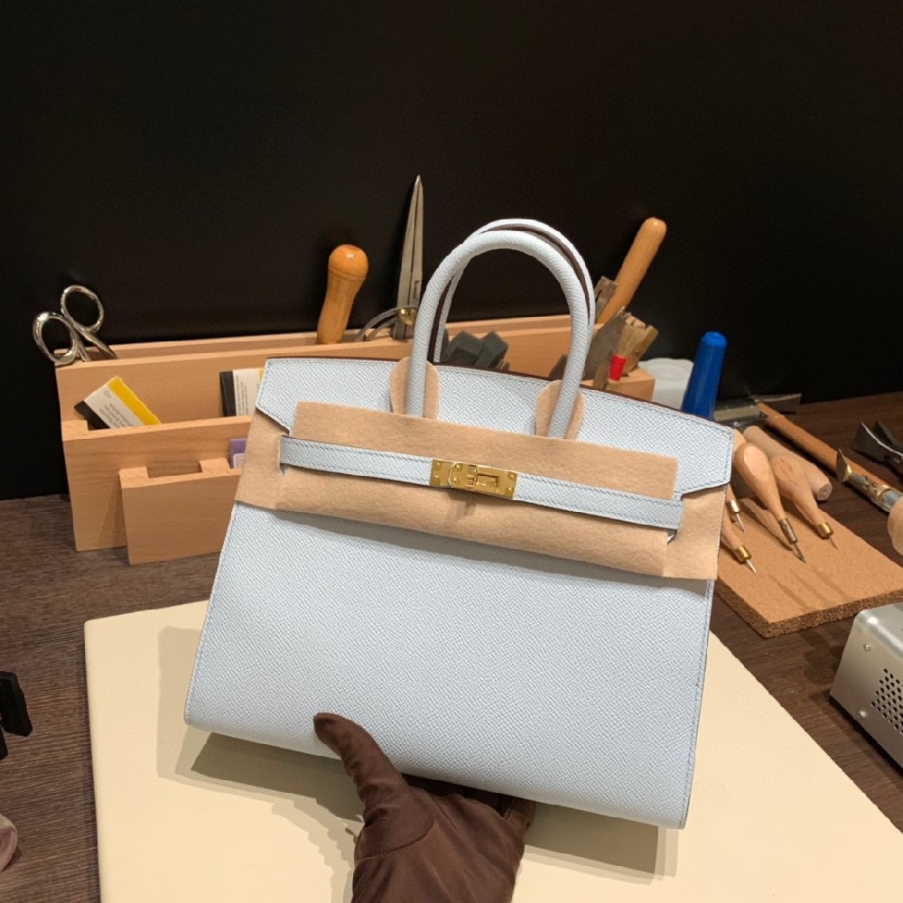 黄金尺寸的25cm 外缝 birkin 硬挺有型的外形设计 配上浪漫又梦幻的雾霾蓝  简约时尚