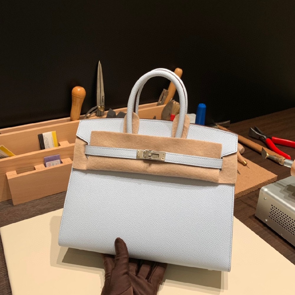 黄金尺寸的25cm 外缝 birkin 硬挺有型的外形设计 配上浪漫又梦幻的雾霾蓝  简约时尚