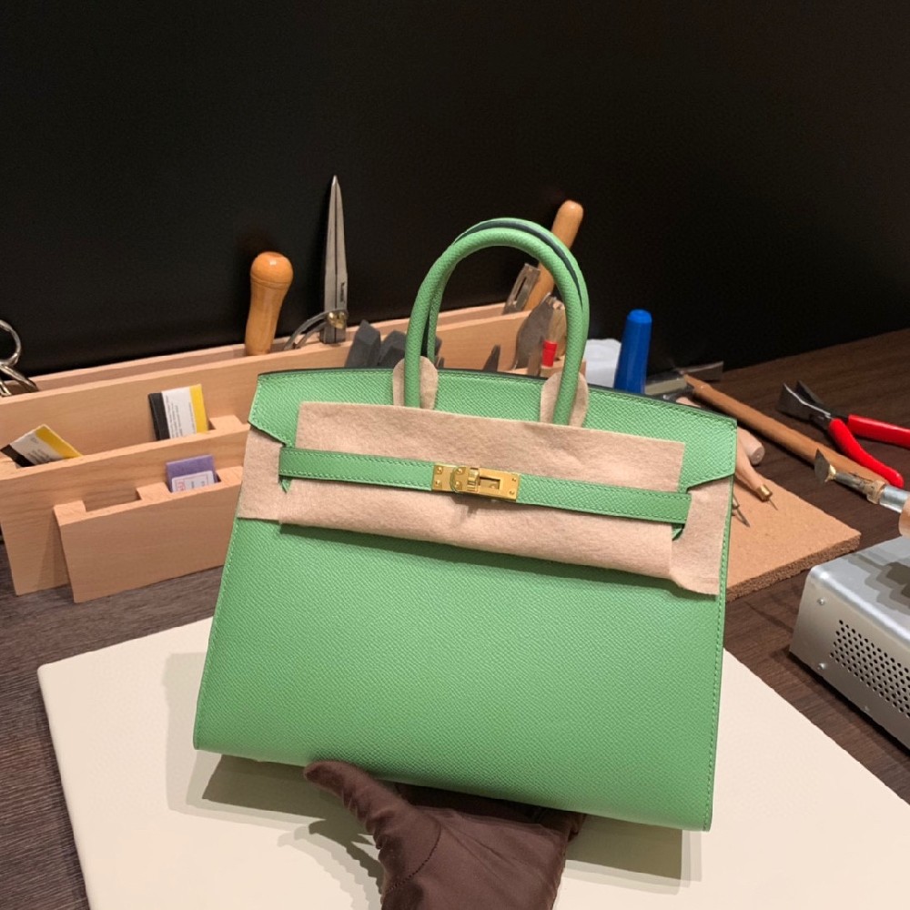 相信大家birkin25都有很多了但是牛油果绿的魅力，外缝的魅力真的无人能敌了，有被惊艳到💚