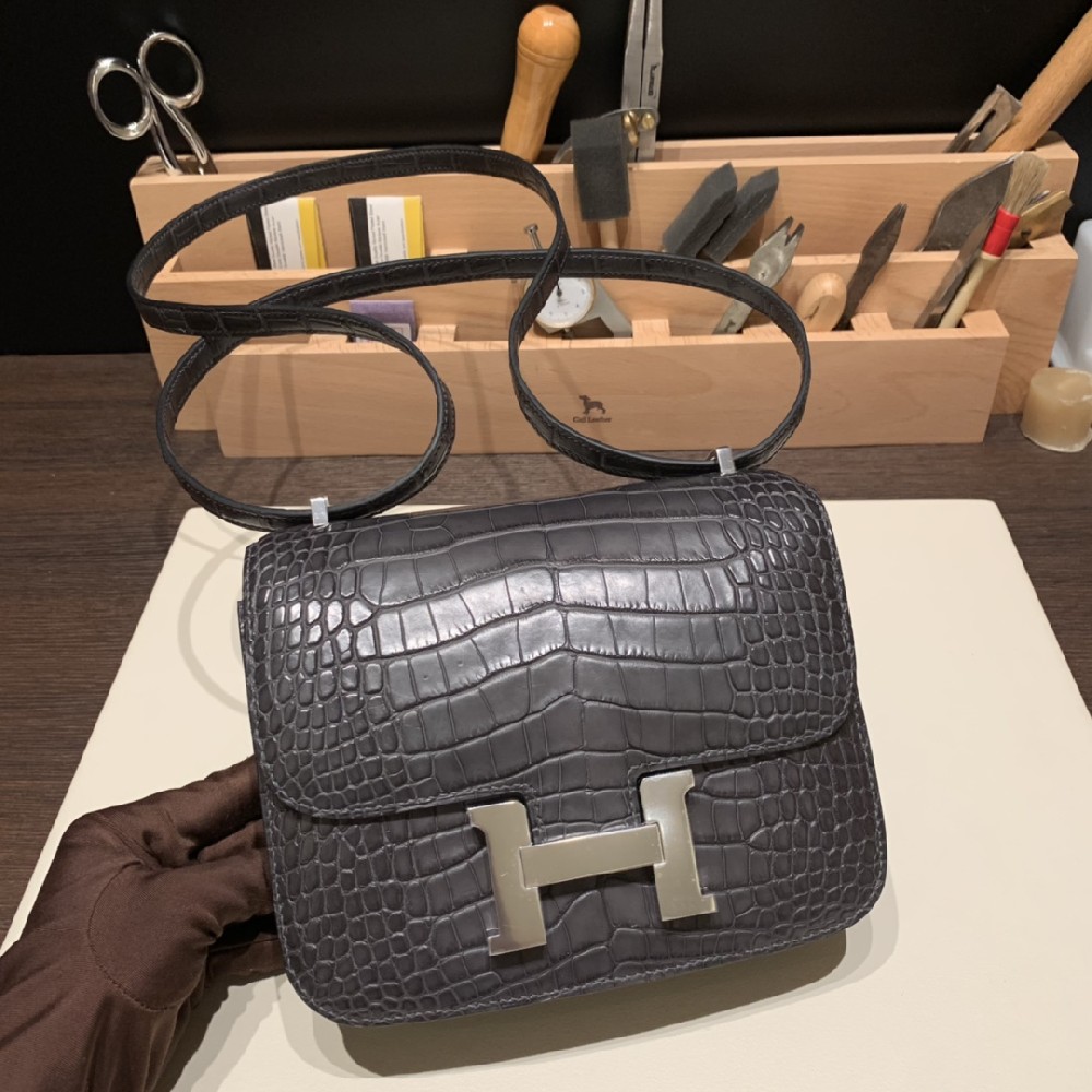 现货 ！！  Constance 19cm  Alligator  雾面 方块美洲鳄88 石墨灰 金扣  质感高级得没话说！