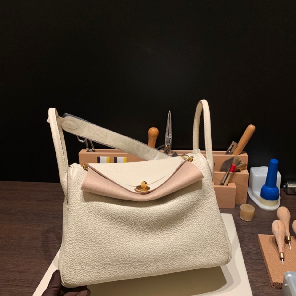 一丝奶奶油油的温柔感 流露着整个眼前 30cm的Craie Lindy 满足Dream Bag 的需求 😘