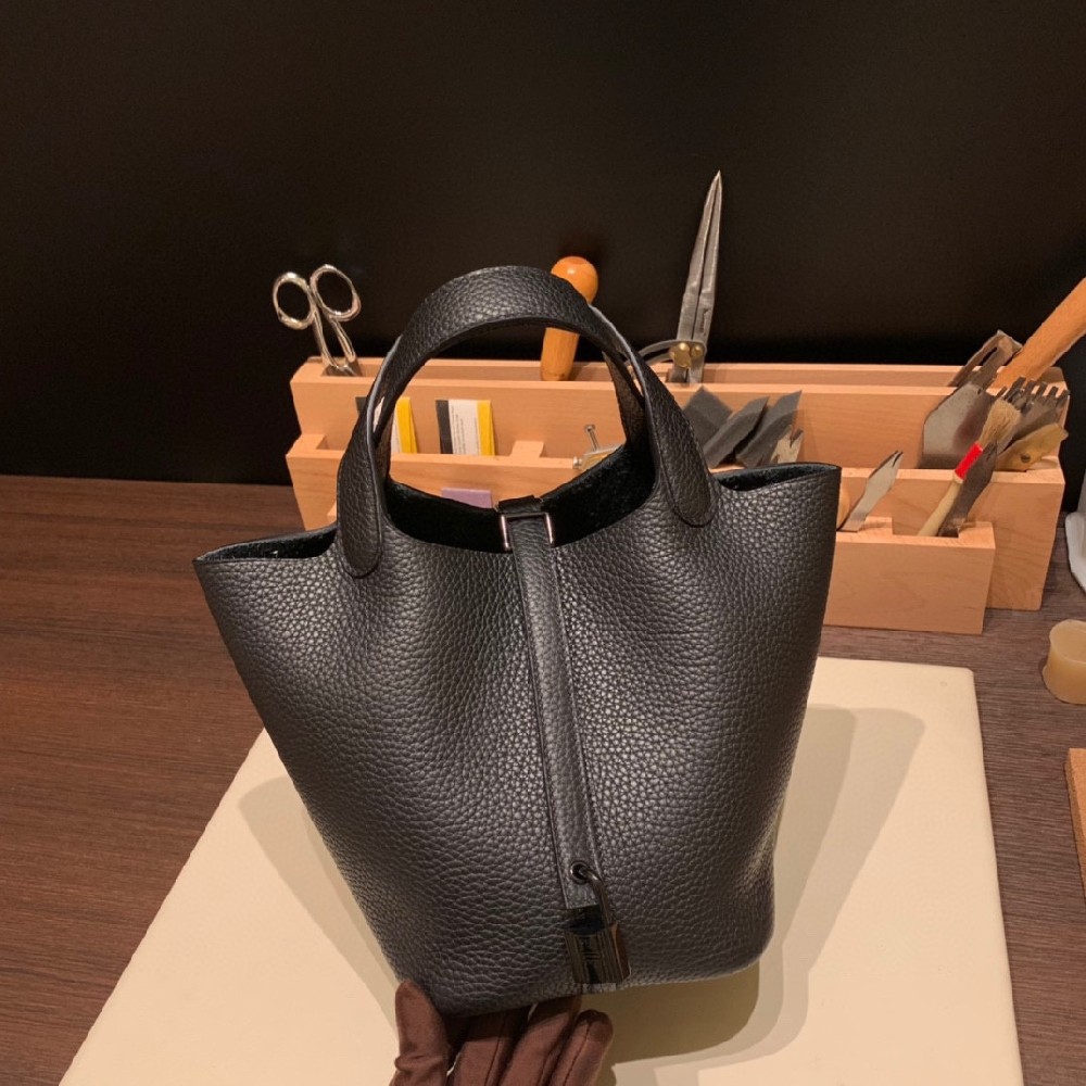 new ❤️picotin 18 也出so black 啦👏黑色🔒和黑色Clemence皮 巧妙结合 无缝连接呈现和谐搭配效果 酷酷滴