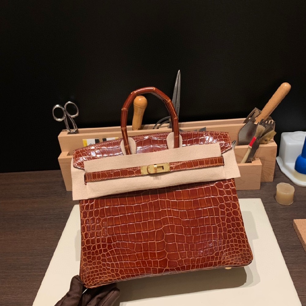 新出炉现货[爱心] BIRKIN 25 湾鳄 33蜜糖棕 金扣 属于甜蜜的大地色  很美很甜很温暖 复古高级色🤩冬天配个大衣 好看到尖叫