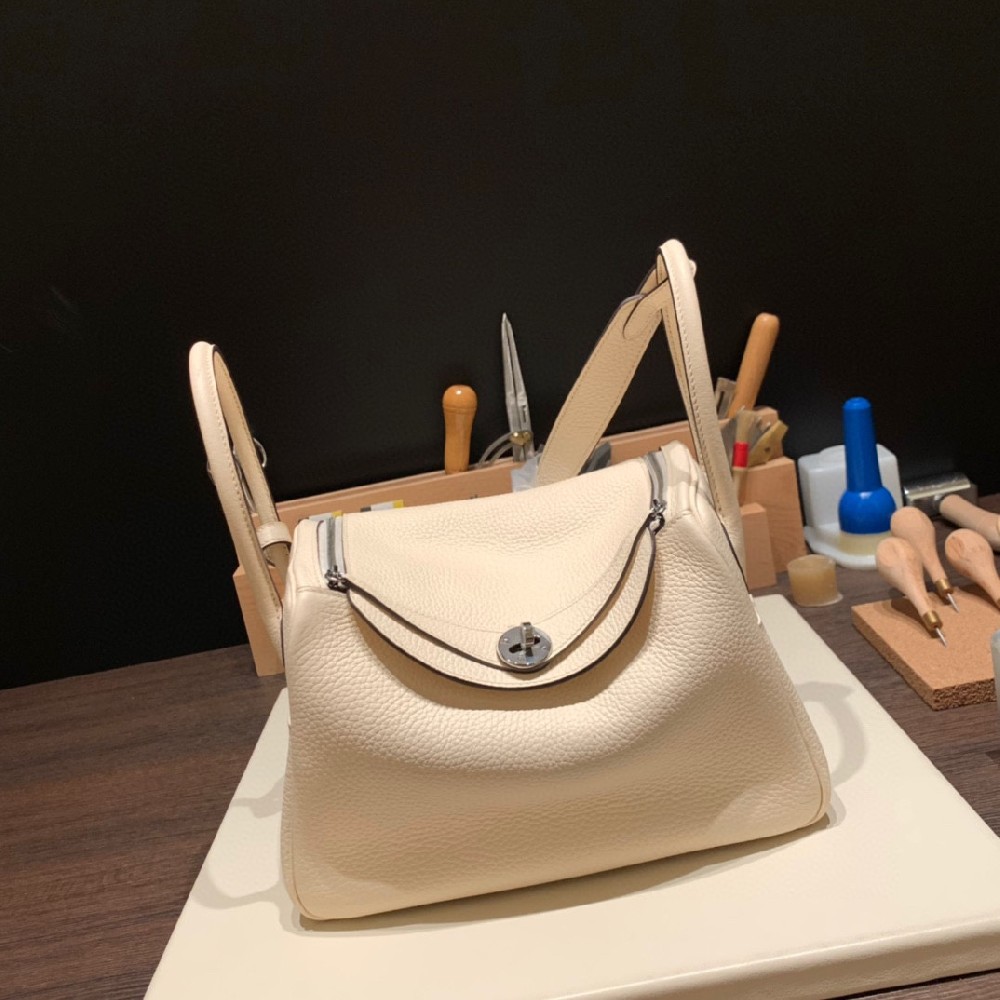 一丝奶奶油油的温柔感 流露着整个眼前 26cm 的Nata Lindy 满足Dream Bag 的需求 😘