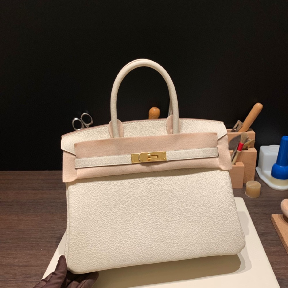 回货啦👏30cm birkin togo 奶昔白 金扣   仙女色 百搭单品😊搭配金扣最好看