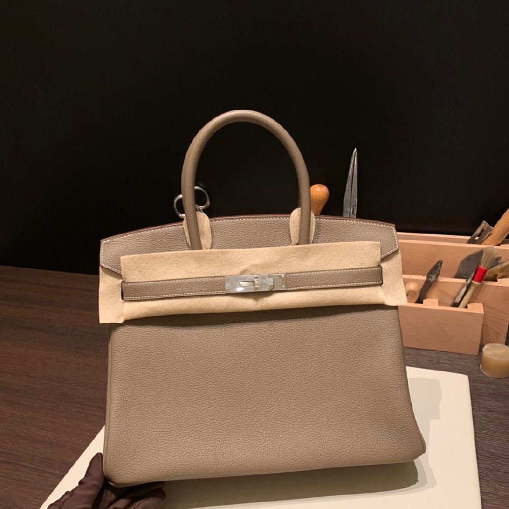 回货啦👏30cm birkin togo 大象灰 银扣   经典色之一 不用多介绍啦 对它很熟悉 百搭好看气质 搭配银扣 更温和耐看