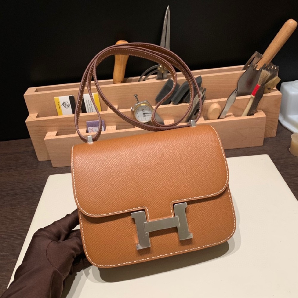 Constance 19cm epsom 金棕 银扣顶级上升🔝市面上一直都有各种版本完全没在怕😏还有一个月就放假啦 趁还有现货 赶紧入手一个 过年聚会逛街妥妥滴