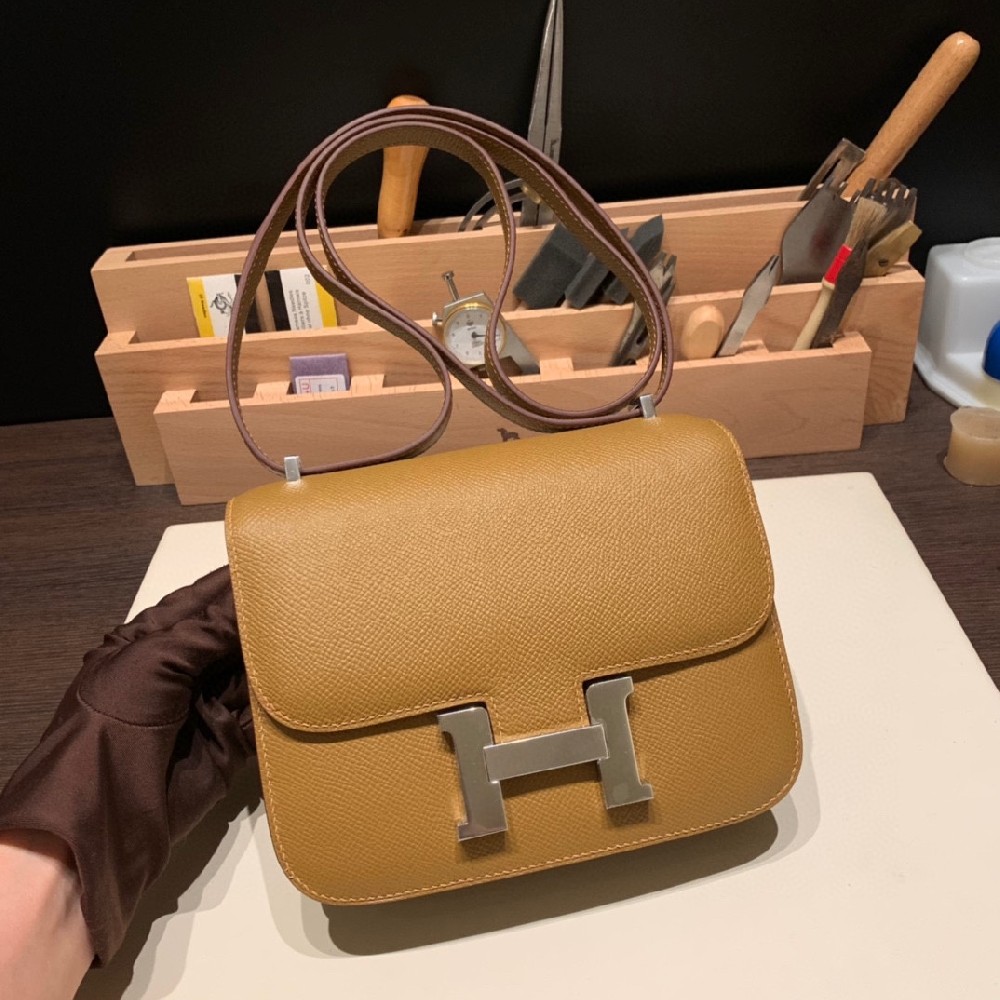 Constance 19cm epsom 青铜色 银扣顶级上升🔝市面上一直都有各种版本完全没在怕😏还有一个月就放假啦 趁还有现货 赶紧入手一个 过年聚会逛街妥妥滴