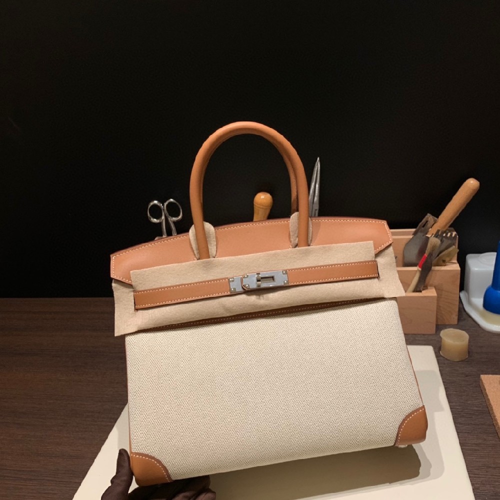 新鲜出炉的stock😘 超飒超酷的30cm Birkin jonathan皮拼帆布 金棕 银扣风格完全不同的birkin  它比全皮的包包多了一些线条 多了一个浅色来中和视觉效果 整体看起来舒服了很多 说它火不是没有原因的 高挑的女生一定要尝试着这款 复古风格 也是一种潮流 👏