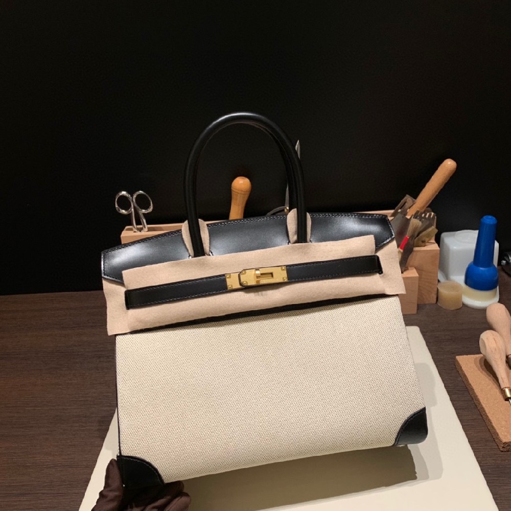 新鲜出炉的stock😘  超飒超酷的30cm Birkin box皮拼帆布 黑色 金扣 立挺的box皮让整个包质感提升起来 超级酷的搭配 soblack的即视感 主要是不撞包 日常使用频率很高 容量大 高个子美眉的福音