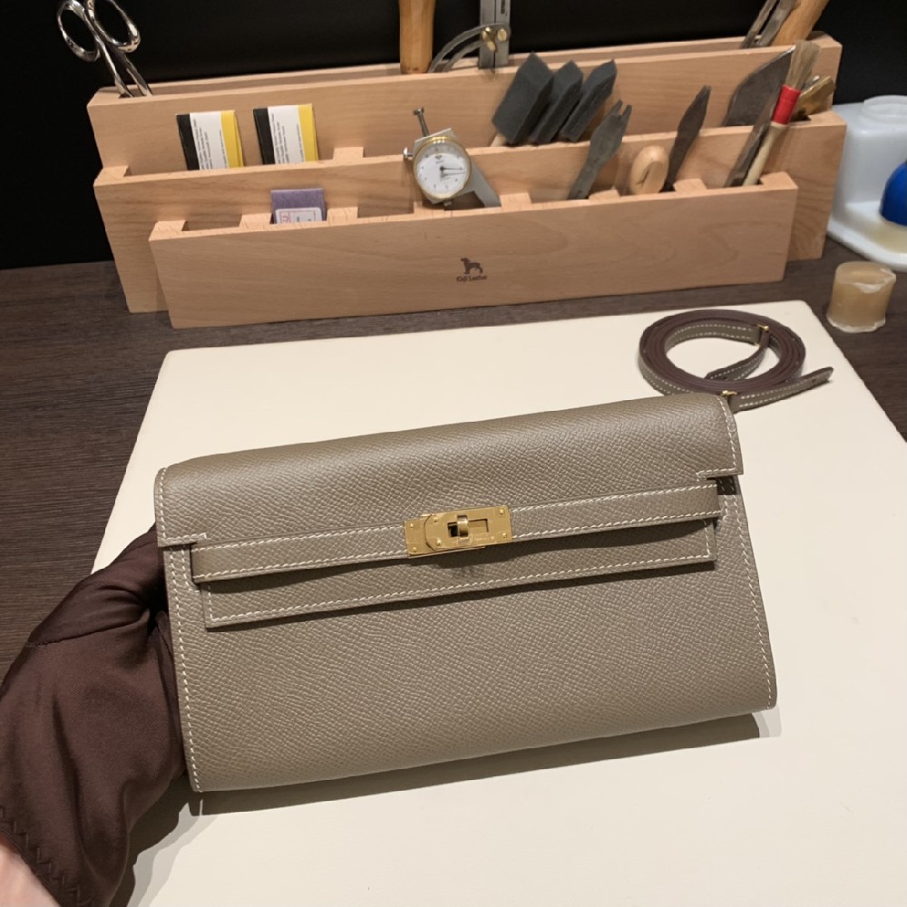 回货啦 [呲牙]现货不用等[嘿哈]秒发 大象灰 金扣 [哇]kelly to go，真的太惊喜了，作为一款woc它既有kelly经典的设计元素(kelly扣)，尺寸放手机车钥匙口红也毫无压力。手包斜挎包，都可以轻松解决。
