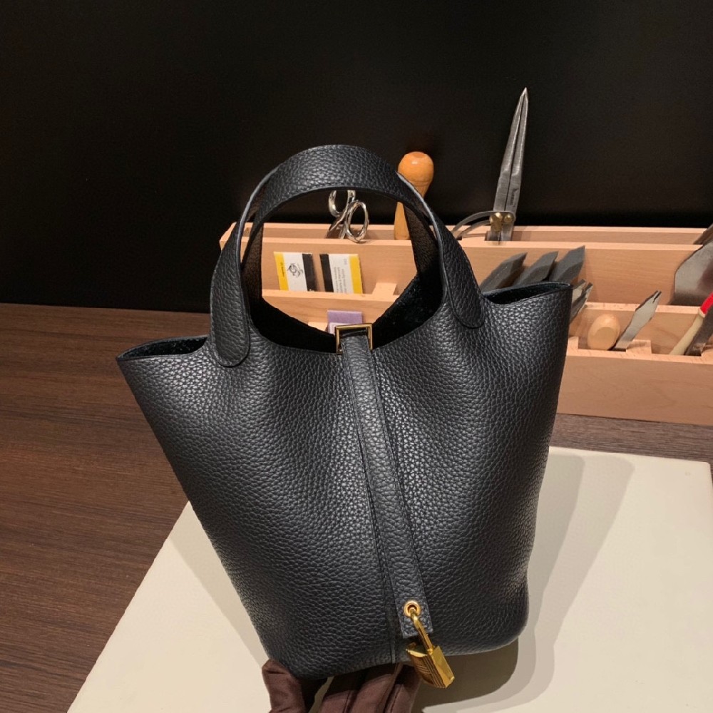 回货啦[哇]Picotin lock 菜篮子 Clemence 黑色 金扣  💫  入门首选 虽然不大但是很能装 属于好看和实用兼具的一款  系个twilly 恰到好处的小点缀〰️