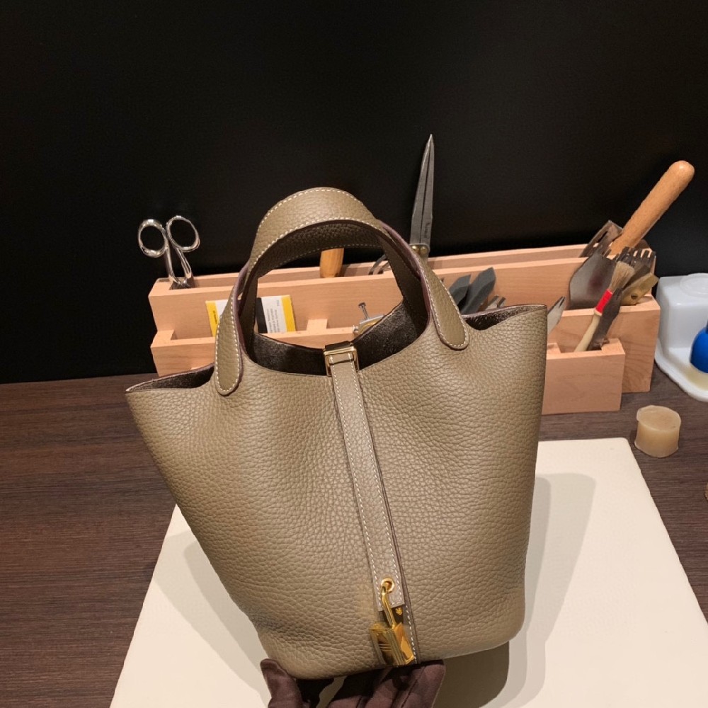 回货啦[哇]Picotin lock 菜篮子 Clemence 大象灰 金扣  💫  入门首选 虽然不大但是很能装 属于好看和实用兼具的一款  系个twilly 恰到好处的小点缀〰️