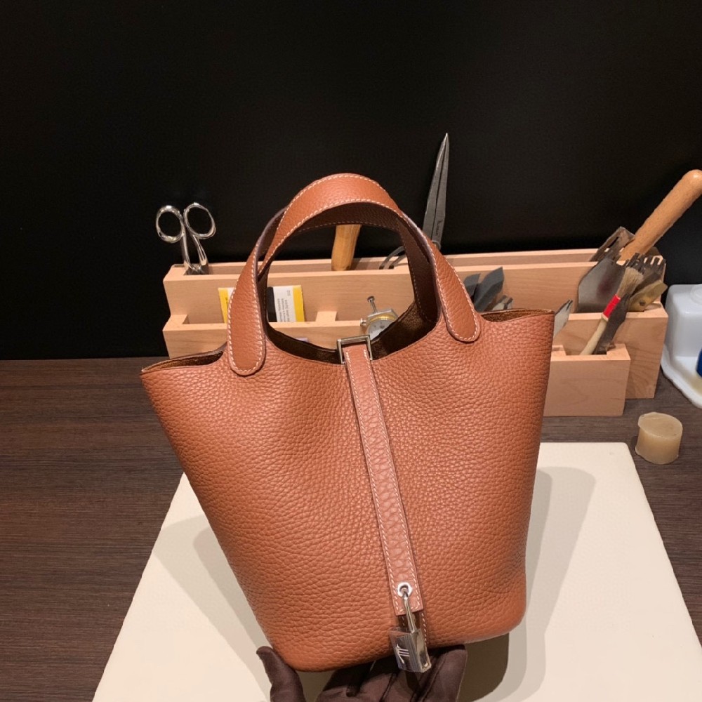 回货啦[哇]Picotin lock 菜篮子 Clemence 金棕 银扣  💫  入门首选 虽然不大但是很能装 属于好看和实用兼具的一款  系个twilly 恰到好处的小点缀〰️