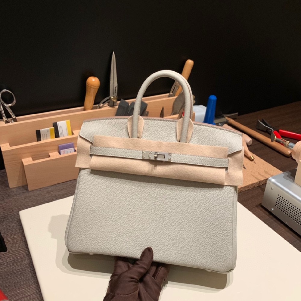 new stock😘 Birkin  25  万年经典款 togo 珍珠灰 银扣 珍珠灰是H家一个产量不高的白灰色 没有奶昔白那么网红 却胜过奶昔白 高冷的集美们肯定能get到它的美