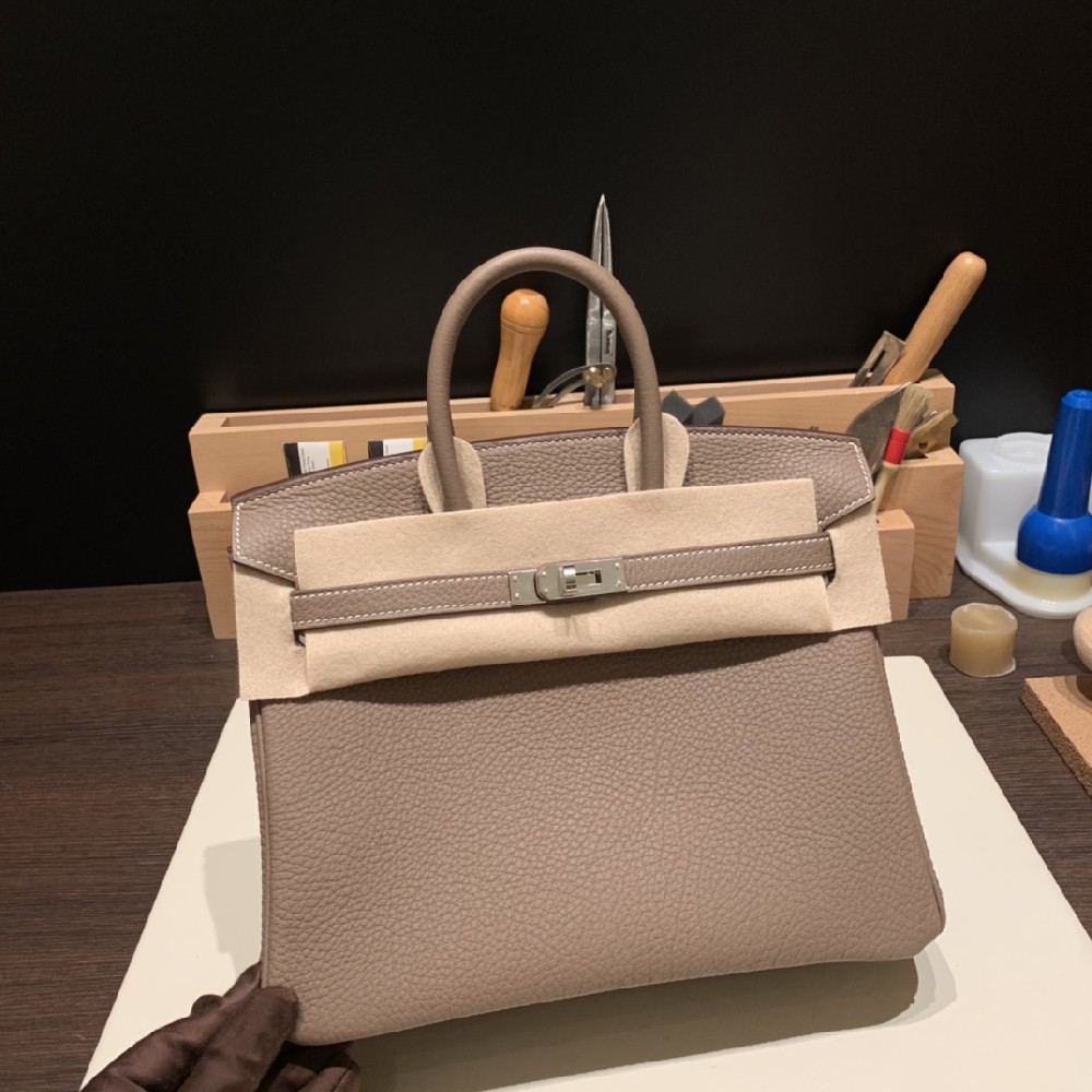 new stock😘 Birkin  25  万年经典款 togo 大象灰 银扣 适合各种场合  很多人喜欢大象灰不是没有道理的既实用又时尚，浓浓的法式风格，一种优雅的生活方式☕