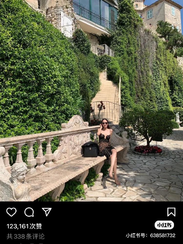 看了aump 的ins 背得又飒又美 瞬间被种草了👏行走的kelly 种草机